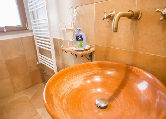 Case&colline Lorena Nyaraló